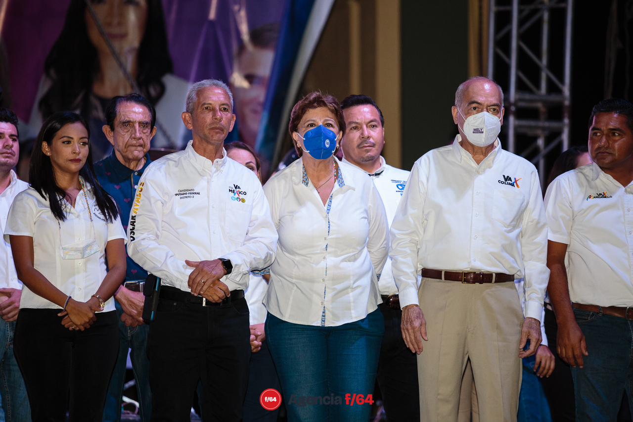 Mely Romero, candidata a la gubernatura del Estado de Colima por la coalición "Vá por Colima" realizó dos cierres de campaña. 
Cecilia Romero, secretaria general del CEN del PAN y Arnoldo Ocho, presidente del PRI estatal.