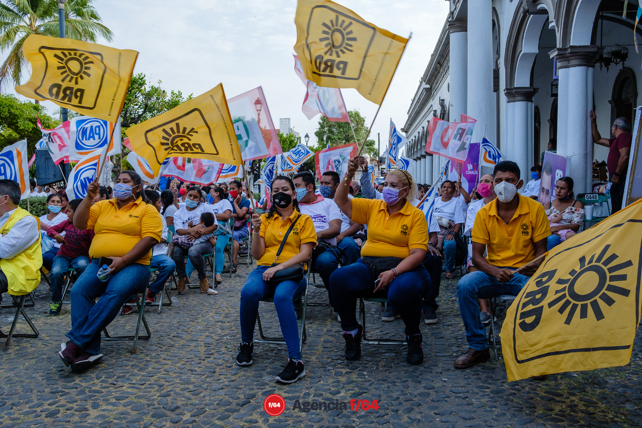Mely Romero, candidata a la gubernatura del Estado de Colima por la coalición "Vá por Colima" realizó dos cierres de campaña. 
Los pocos representantes del PRD en la coalición "Vá por Colima".