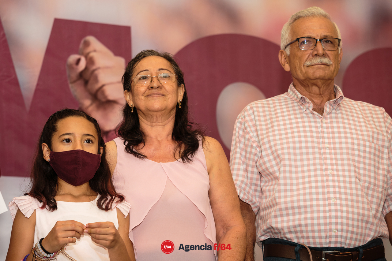 La familia de Indira Vizcaíno la acompaño en el evento de prensa donde se proclamó ganadora de la elección.