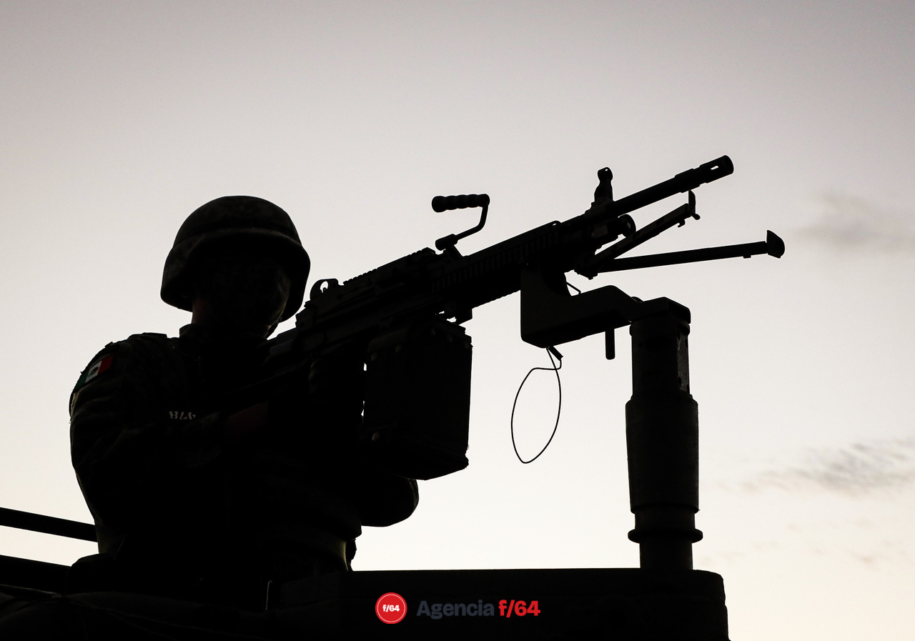 Al resguardo de la seguridad en el evento de inauguración del nuevo cuartel de la Guardia Nacional, en Tecoman. 