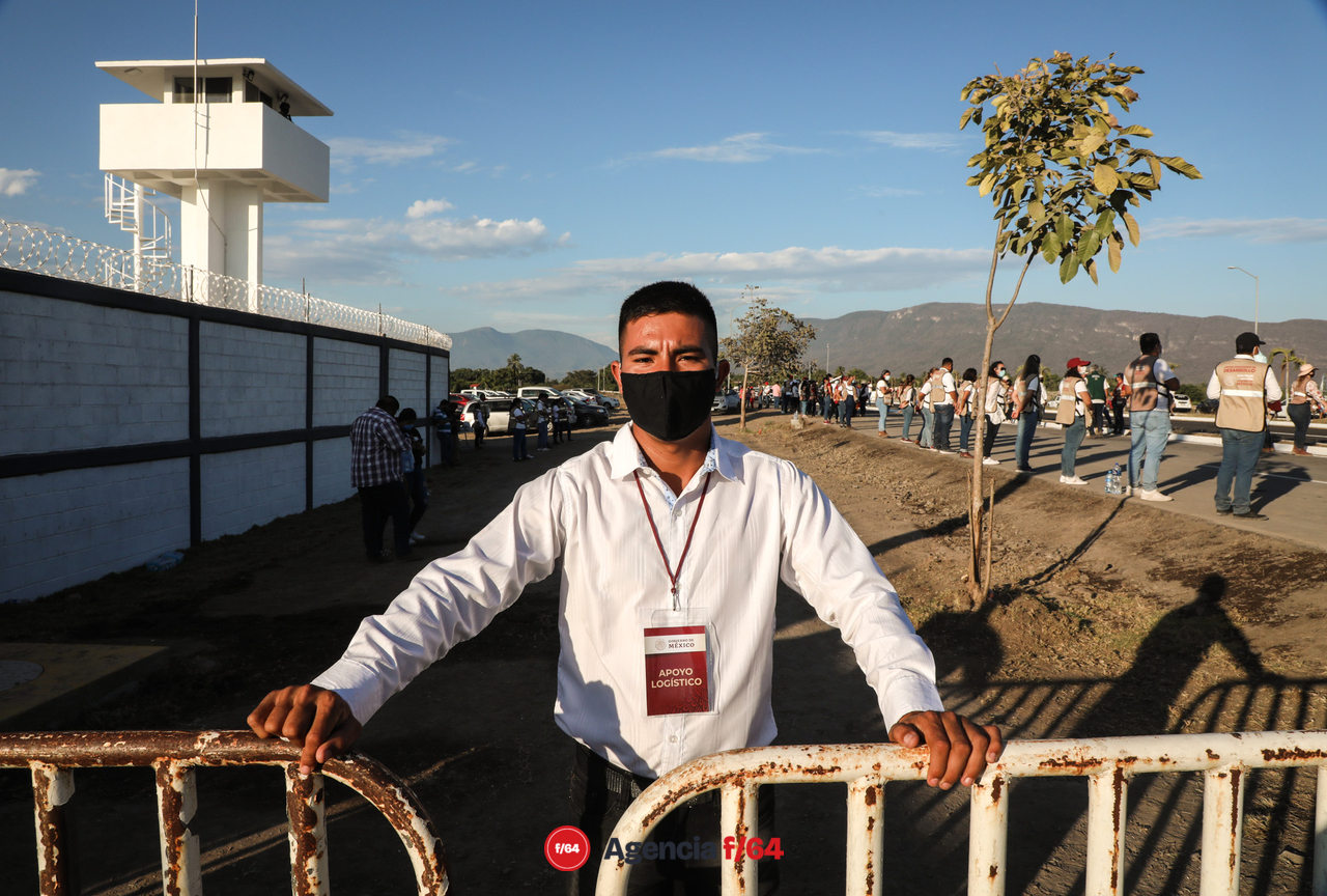 Miembros de logística resguardando el corredor por donde el Presidente Andrés Manuel López Obrador haría su arribo a las nuevas instalaciones de la Guardia Nacional para su inauguración en Tecoman. 