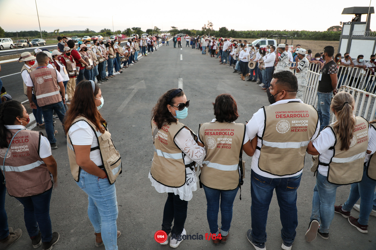 Valla humana para el resguardo del Presidente Andrés Manuel López Orador a las afueras del nuevo cuartel de la Guardia Nacional en Tecoman. 