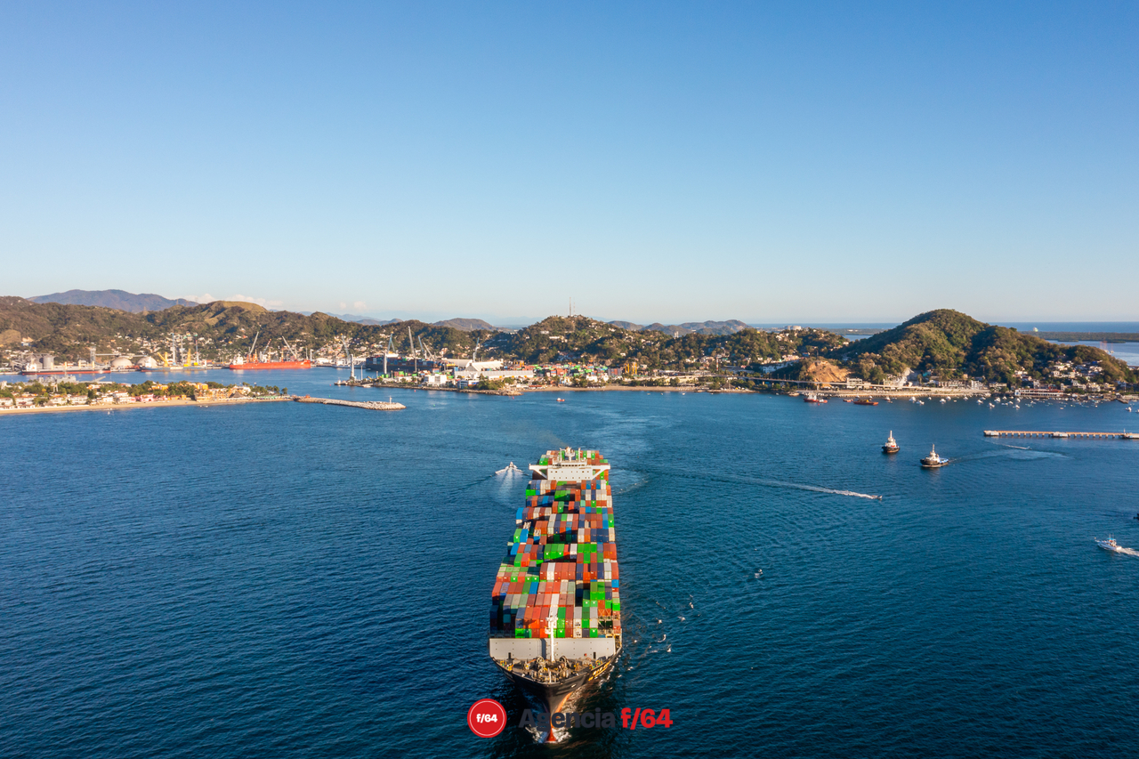 Barco carguero entrando al puerto de Manzanillo.
