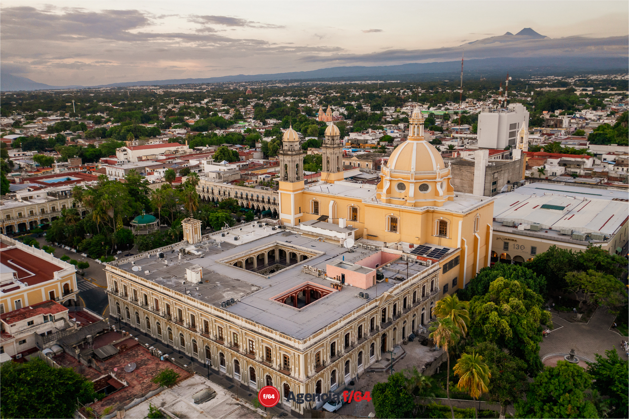 Palacio de Gobierno y Catedral Basílica Menor en Colima capital.