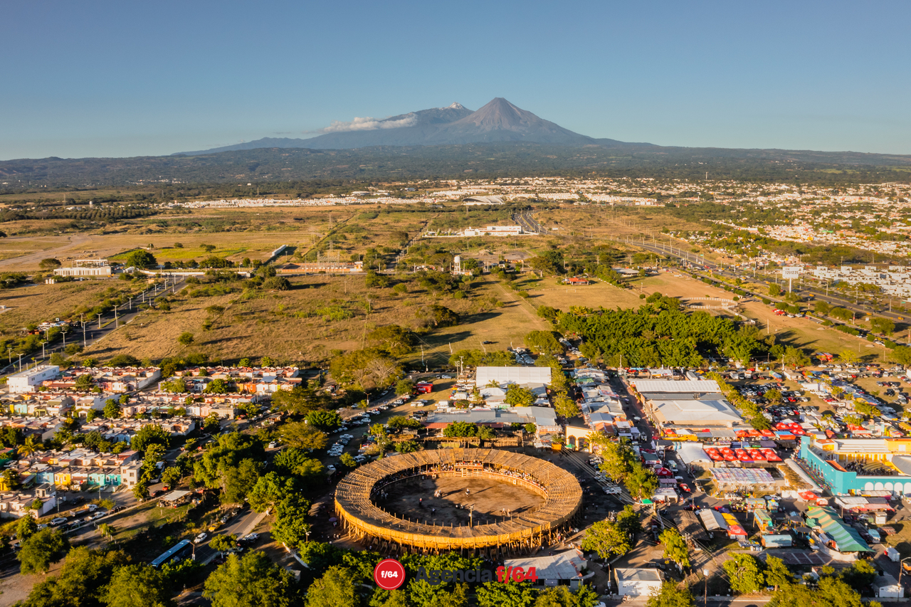 La Petatera y los volcanes en Villa de Álvarez.