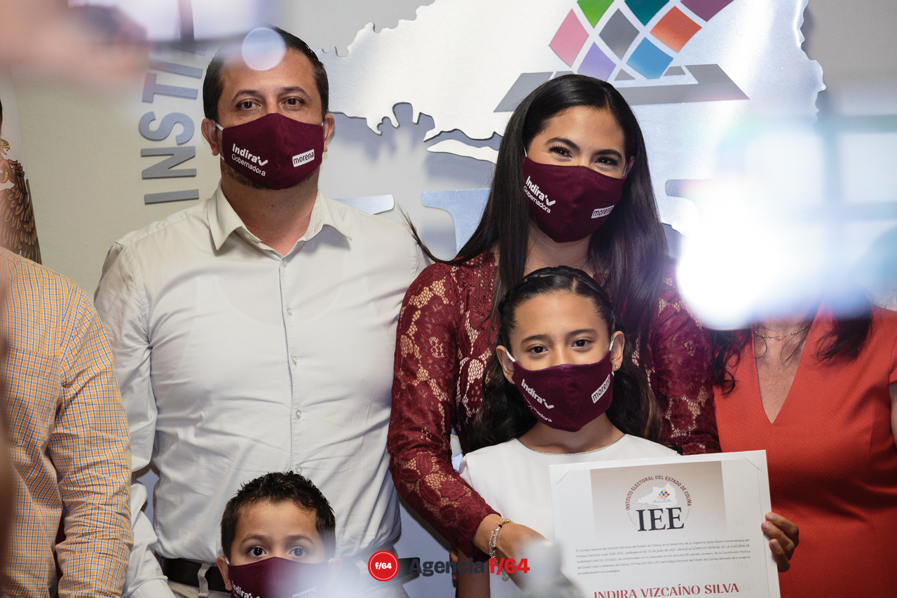 Indira Vizcaíno recibe constancia de mayoría de votos.