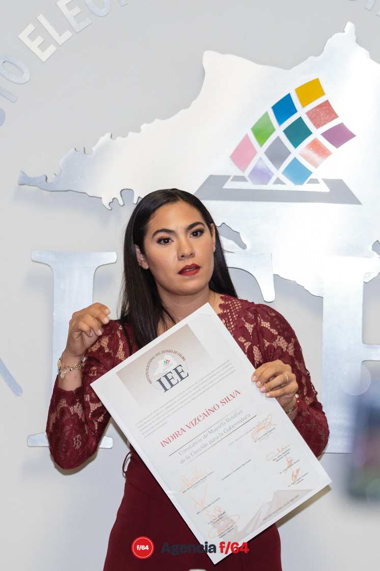 Indira Vizcaíno recibe constancia de mayoría de votos por parte el IEE.