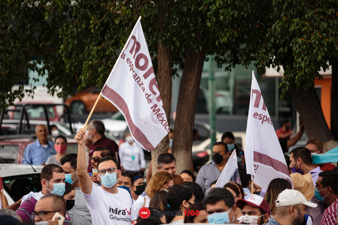 Personas se reunieron fuera del IEE de Colima para ver y escuchar a la virtual gobernadora de Colima, Indira Vizcaíno.