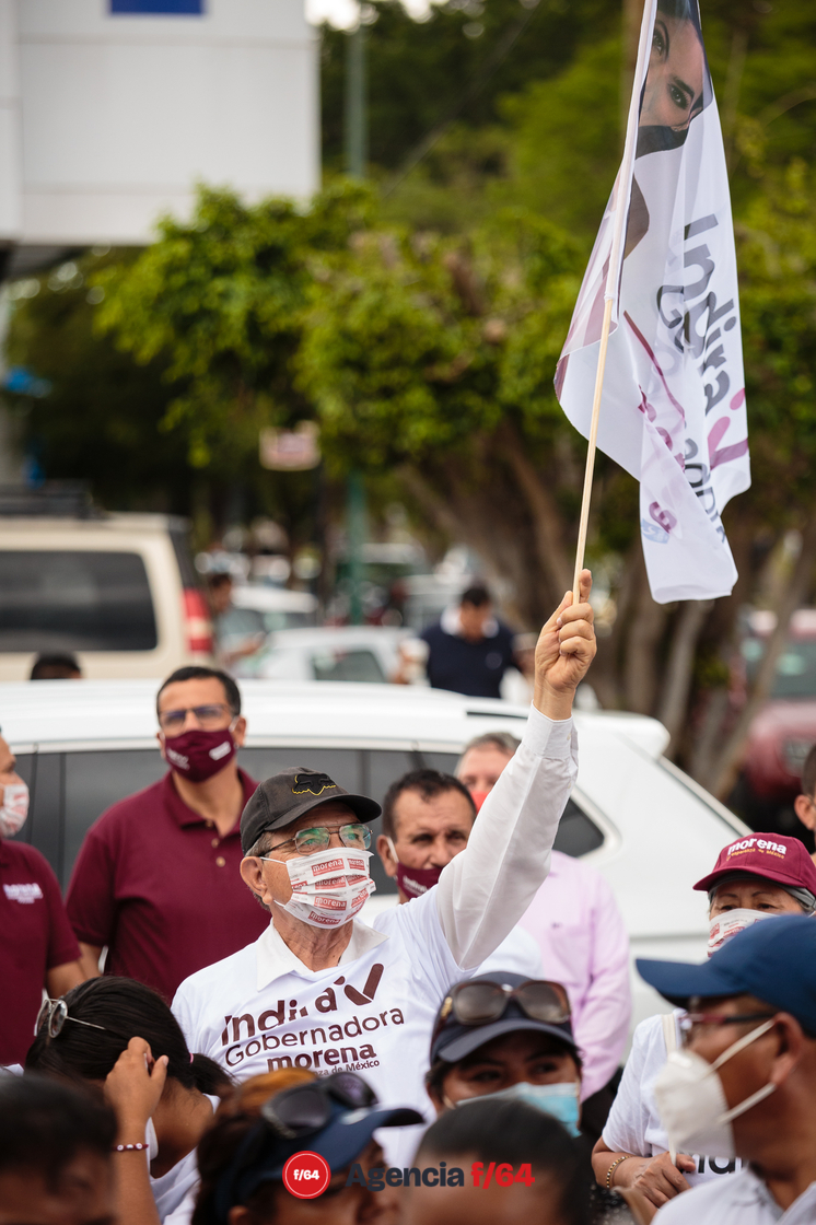 Personas se reunieron fuera del IEE de Colima para ver y escuchar a la virtual gobernadora de Colima, Indira Vizcaíno.