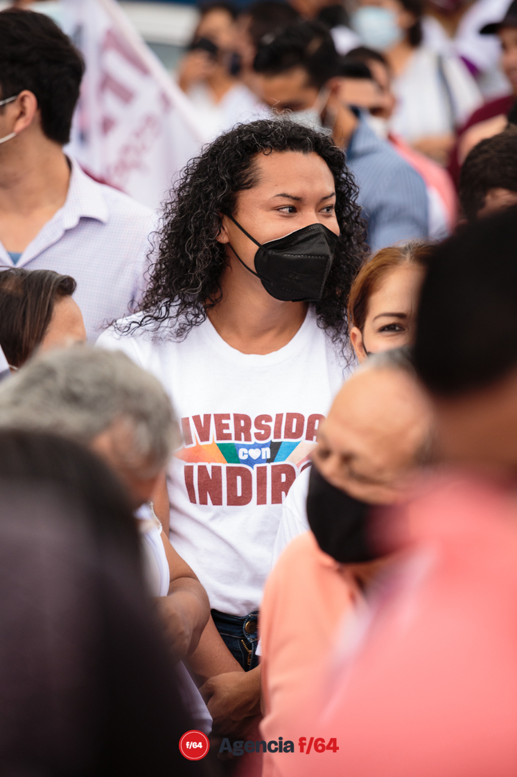 Personas se reunieron fuera del IEE de Colima para ver y escuchar a la virtual gobernadora de Colima, Indira Vizcaíno.