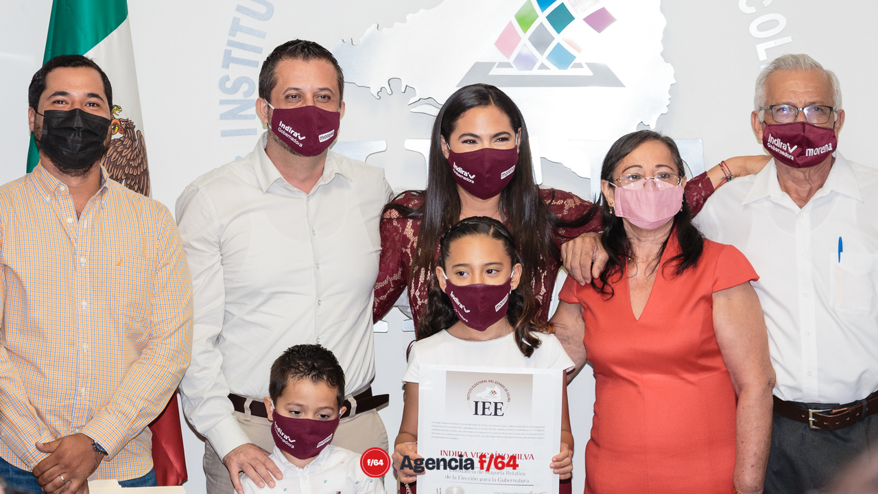 Indira Vizcaíno recibe constancia de mayoría de votos por parte el IEE. La acompañó su familia.