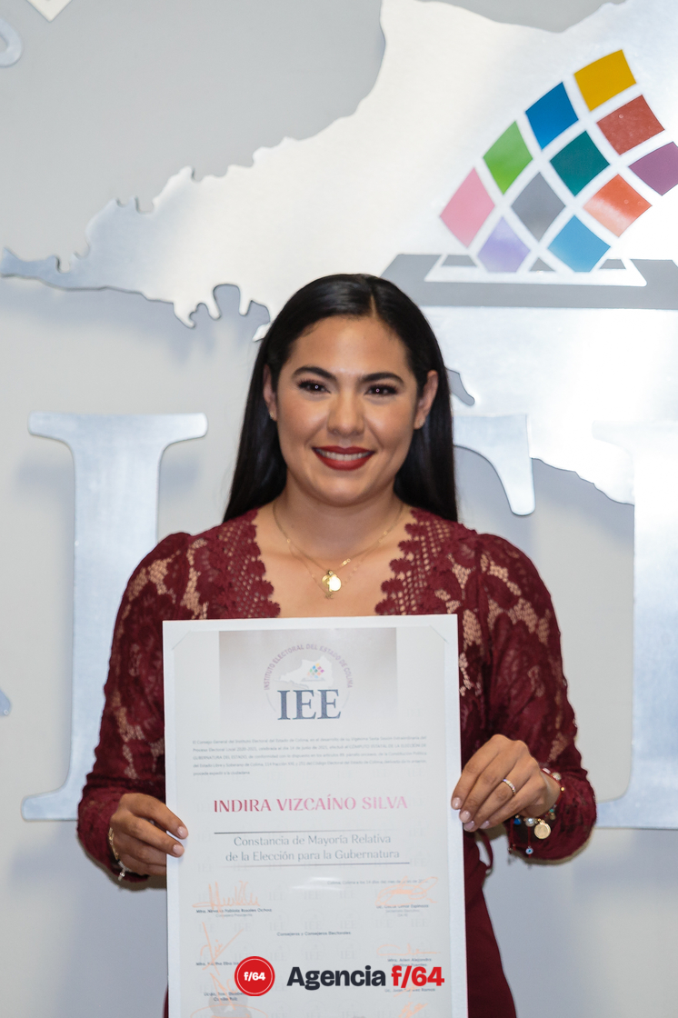 Indira Vizcaíno recibe constancia de mayoría de votos por parte el IEE.
