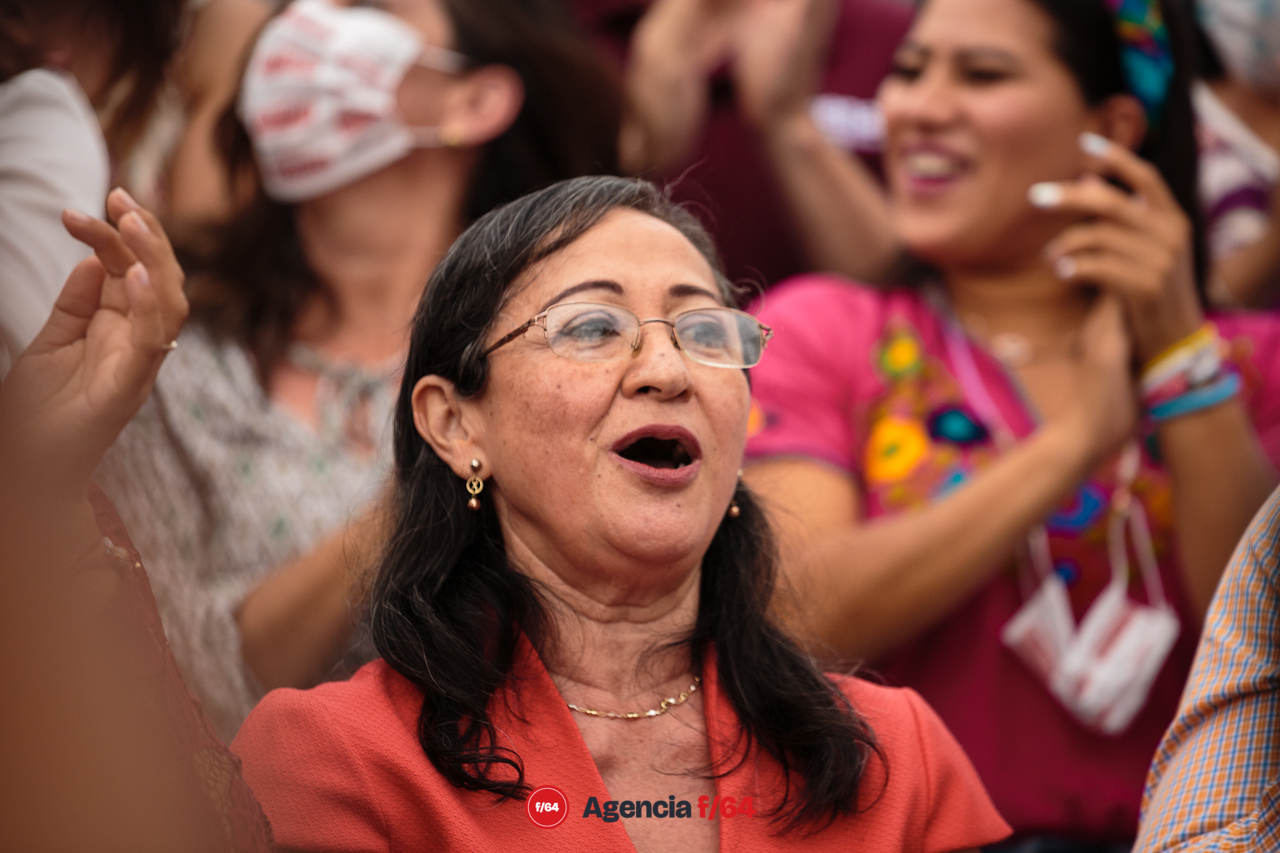 Indira Vizcaíno recibe constancia de mayoría de votos por parte el IEE. La acompañó su familia.