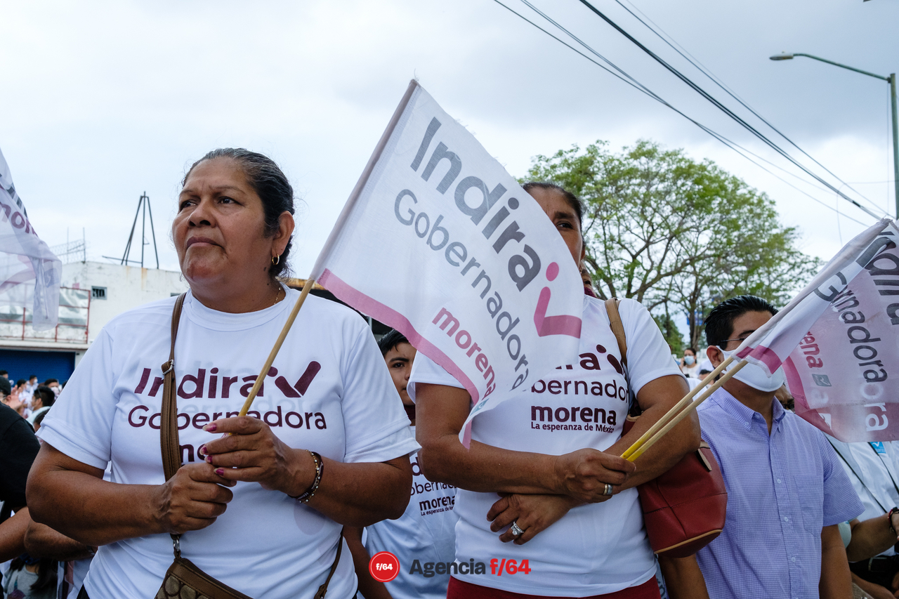 Personas se reunieron fuera del IEE de Colima para ver y escuchar a la virtual gobernadora de Colima, Indira Vizcaíno.