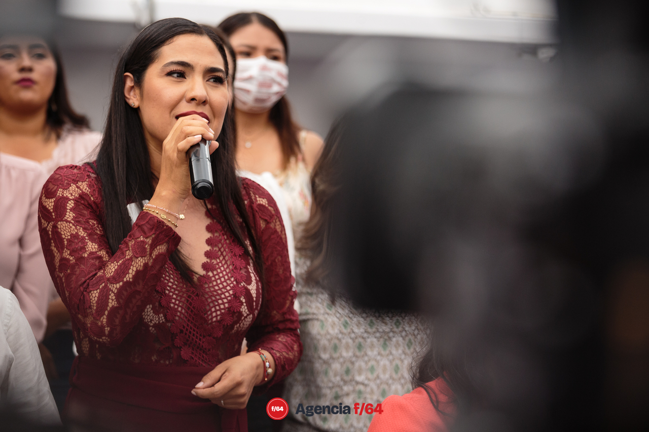 Indira Vizcaíno recibe constancia de mayoría de votos por parte el IEE.