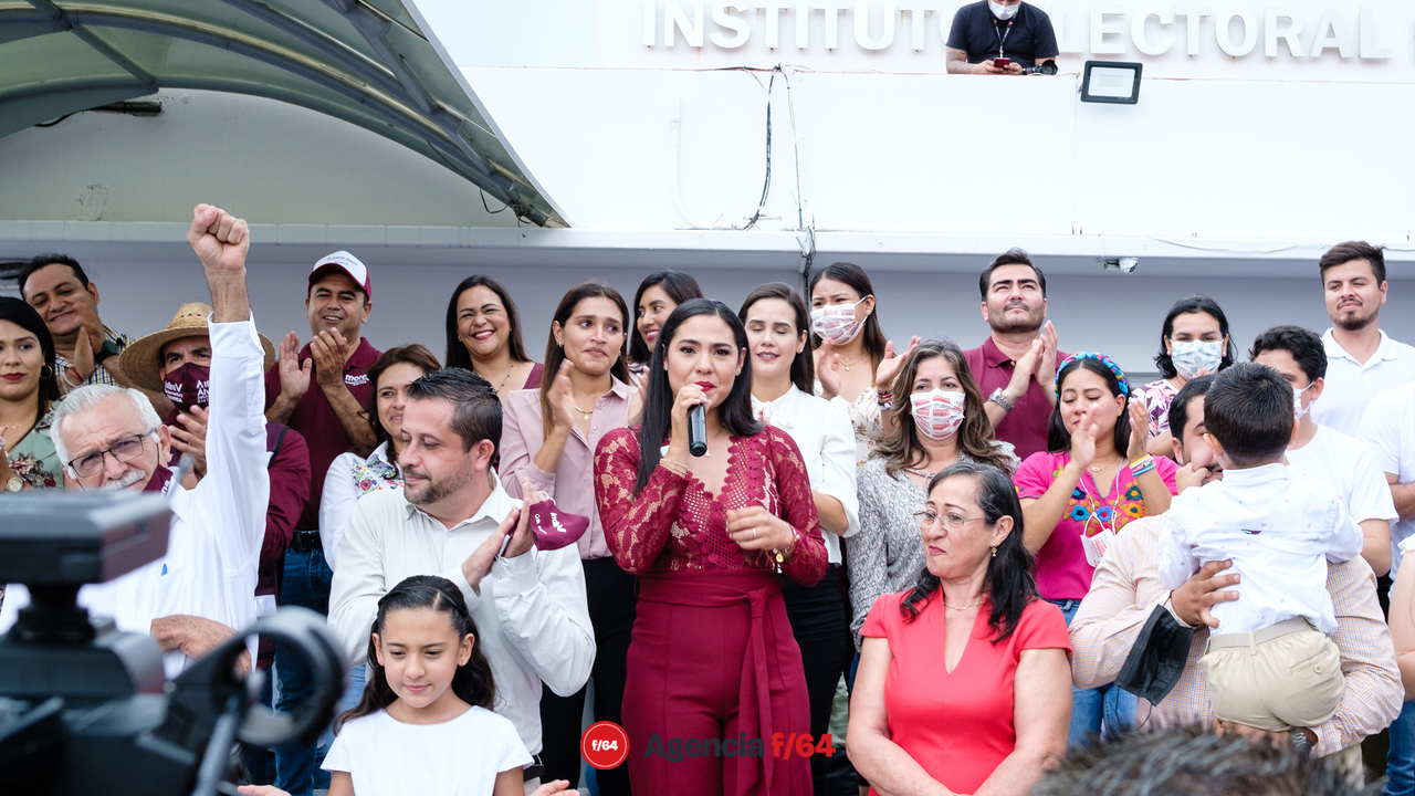 Indira Vizcaíno recibe constancia de mayoría de votos por parte el IEE.
