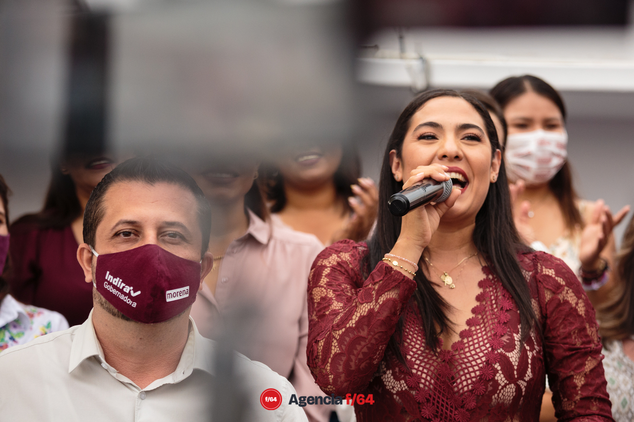 Indira Vizcaíno recibe constancia de mayoría de votos por parte el IEE.