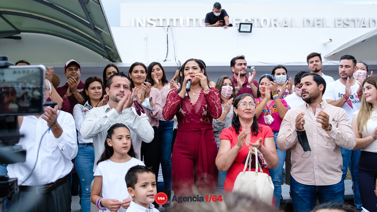 Indira Vizcaíno recibe constancia de mayoría de votos por parte el IEE.