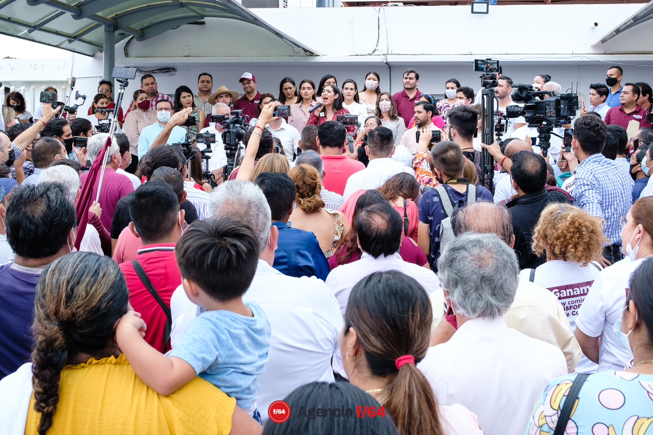 Indira Vizcaíno recibe constancia de mayoría de votos por parte el IEE.