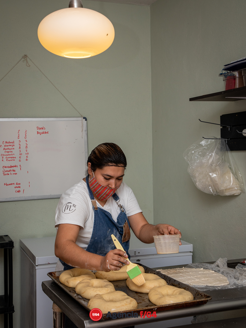 Nancy Salvatierra, panadera de profesión, preparando la masa para la Rosca de Reyes.