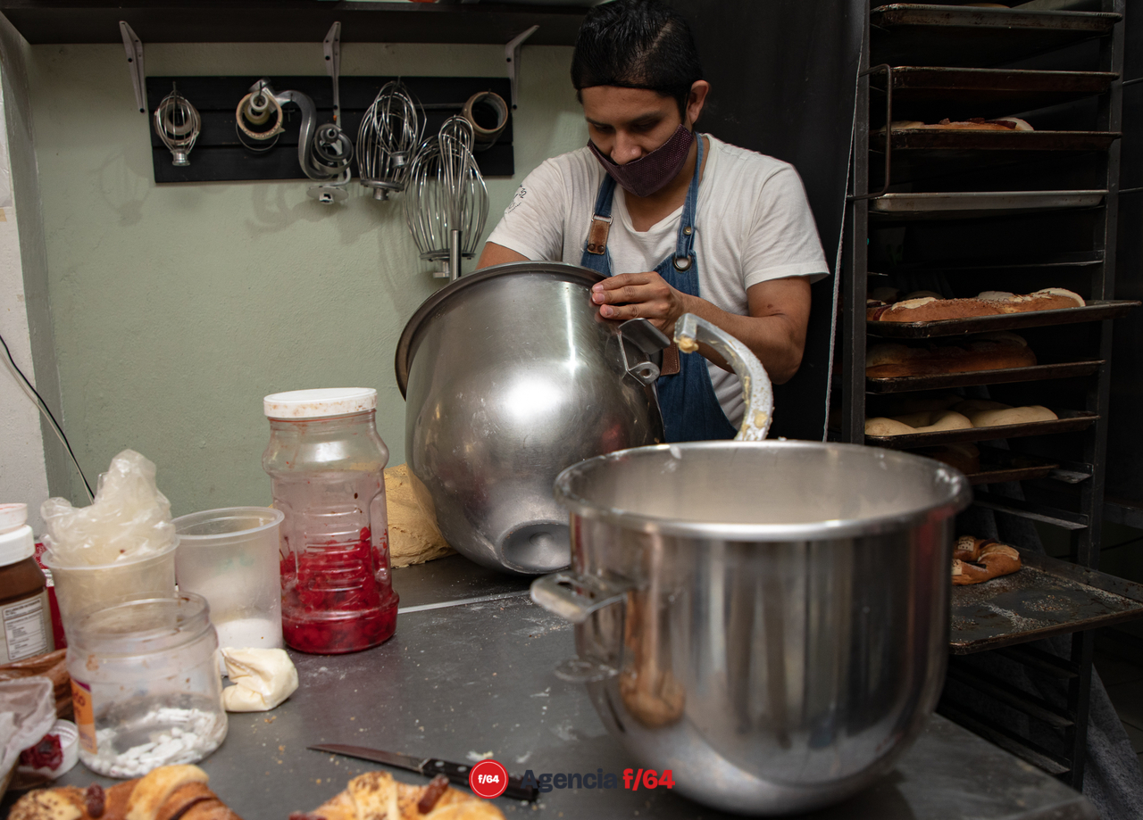 Marco Mireles, panadero de profesión, en la asistencia y preparación de los insumos para la Rosca de Reyes. 