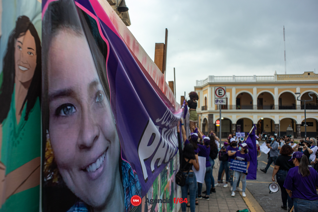 Marchan y se manifiestan en la capital del Estado de Colima por el feminicidio de la maestra Paulina Vadillo. 