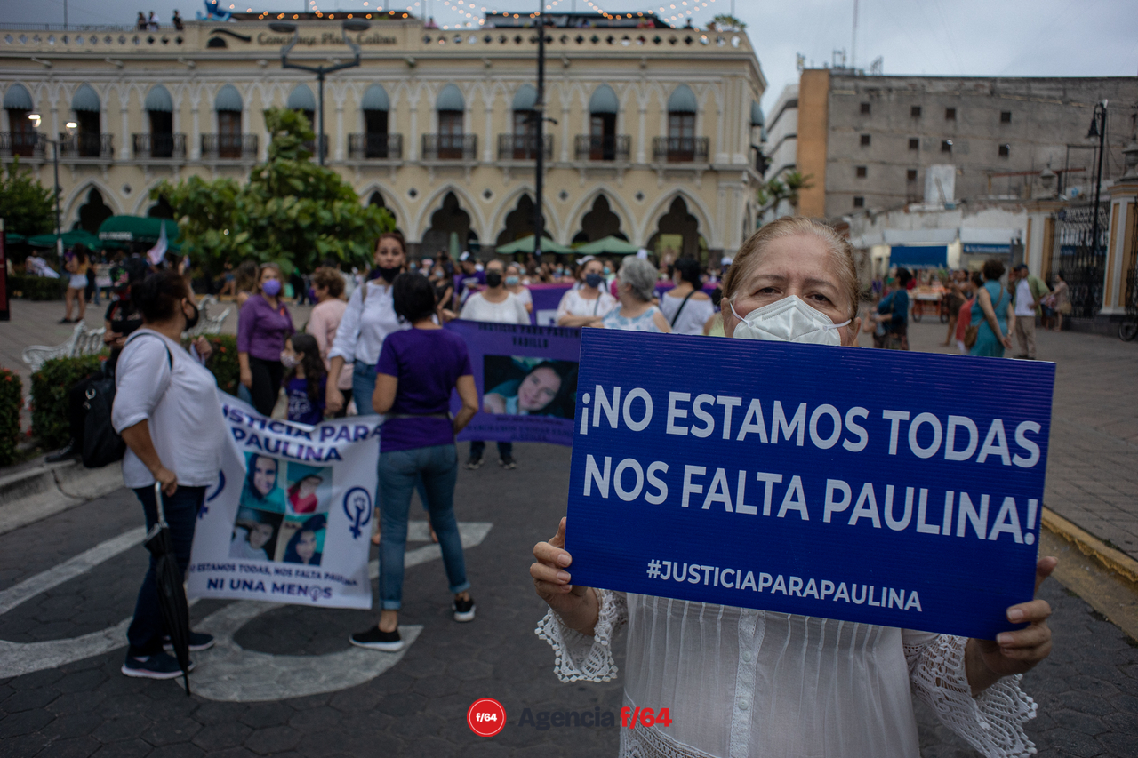 Marchan y se manifiestan en la capital del Estado de Colima por el feminicidio de la maestra Paulina Vadillo. 