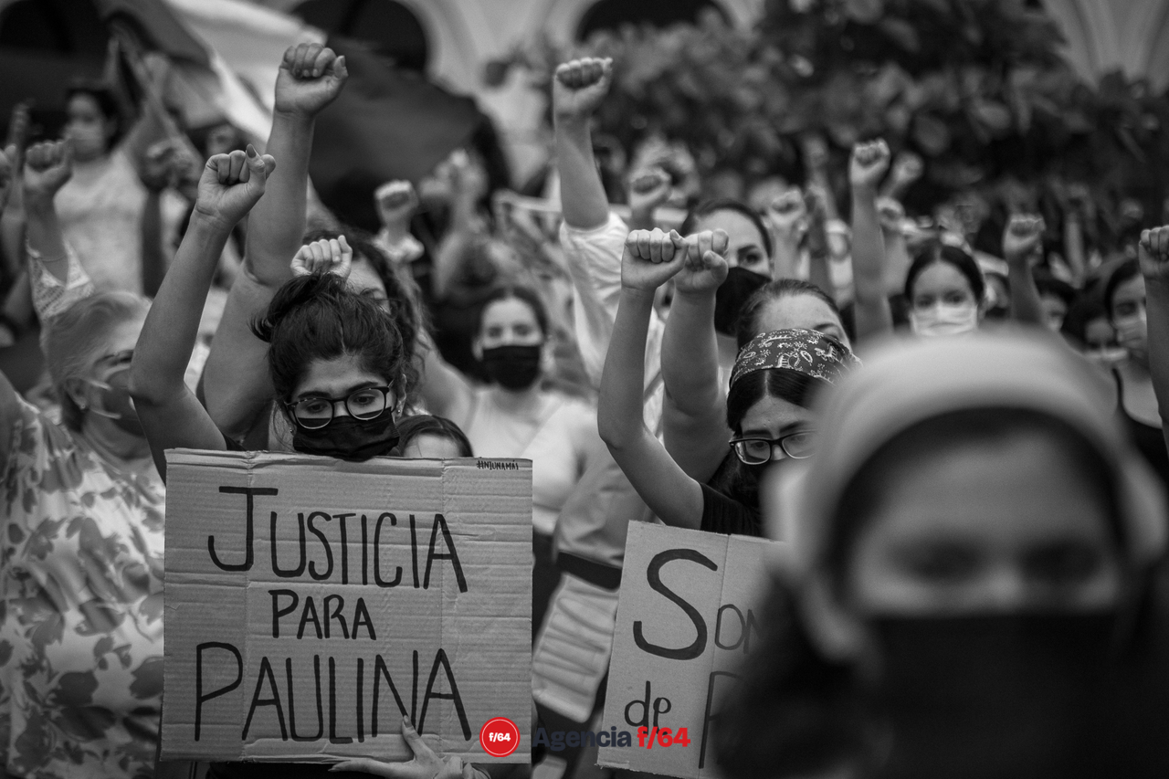 Marchan y se manifiestan en la capital del Estado de Colima por el feminicidio de la maestra Paulina Vadillo. 
