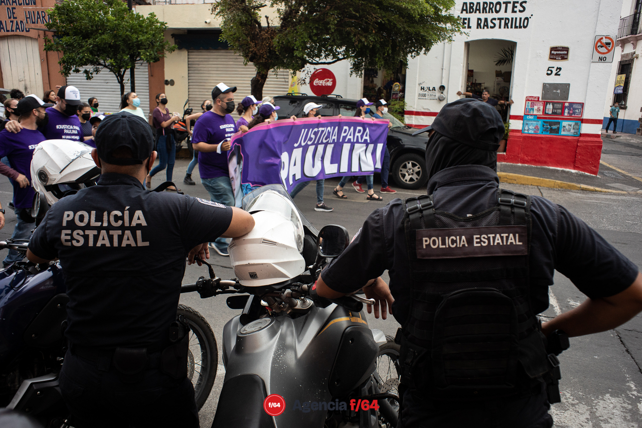 Marchan y se manifiestan en la capital del Estado de Colima por el feminicidio de la maestra Paulina Vadillo. 