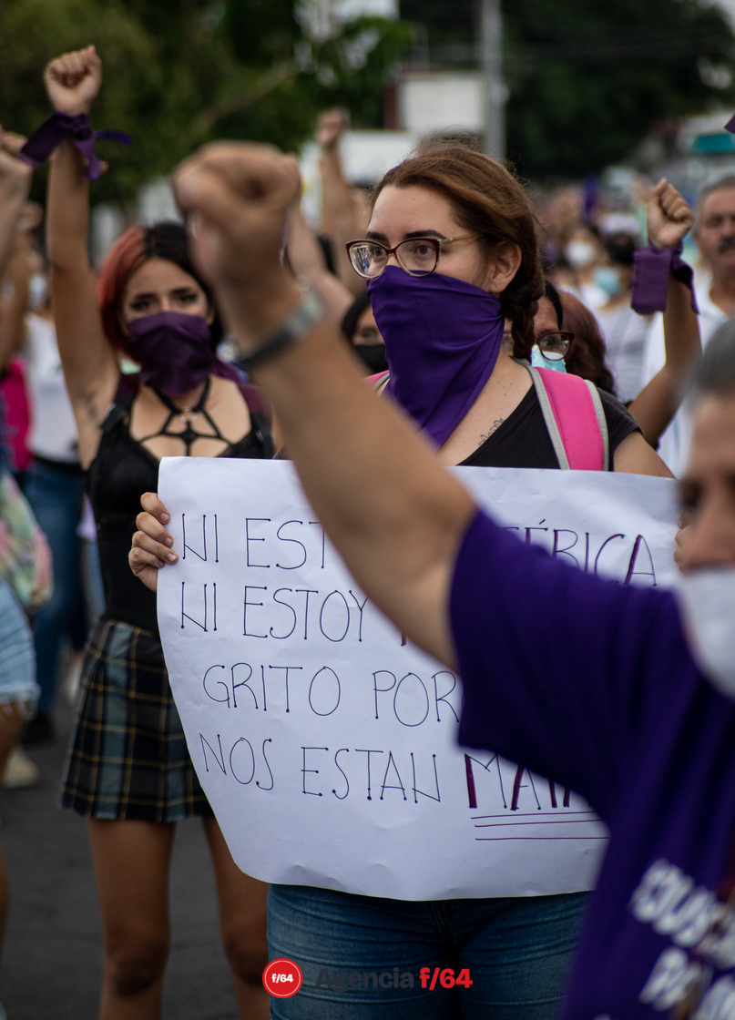 Marchan y se manifiestan en la capital del Estado de Colima por el feminicidio de la maestra Paulina Vadillo. 