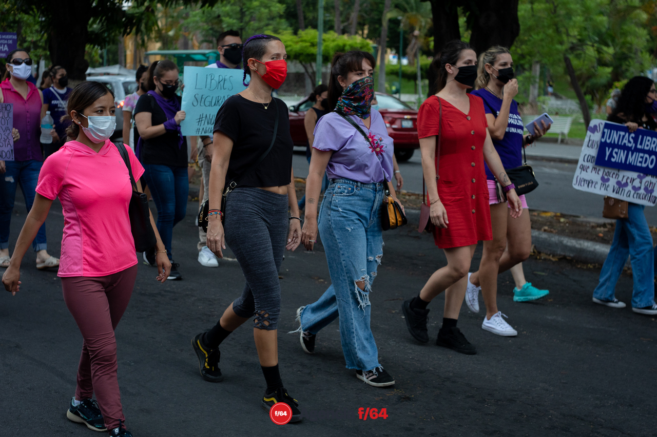 Marchan y se manifiestan en la capital del Estado de Colima por el feminicidio de la maestra Paulina Vadillo. 