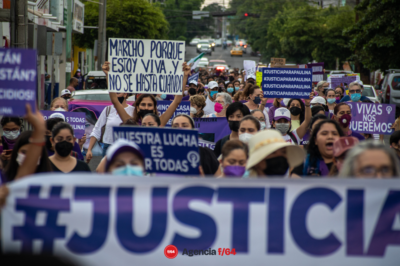 Marchan y se manifiestan en la capital del Estado de Colima por el feminicidio de la maestra Paulina Vadillo. 