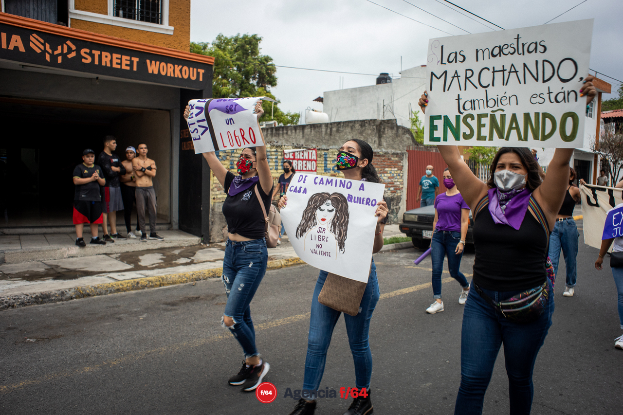 Marchan y se manifiestan en la capital del Estado de Colima por el feminicidio de la maestra Paulina Vadillo. 