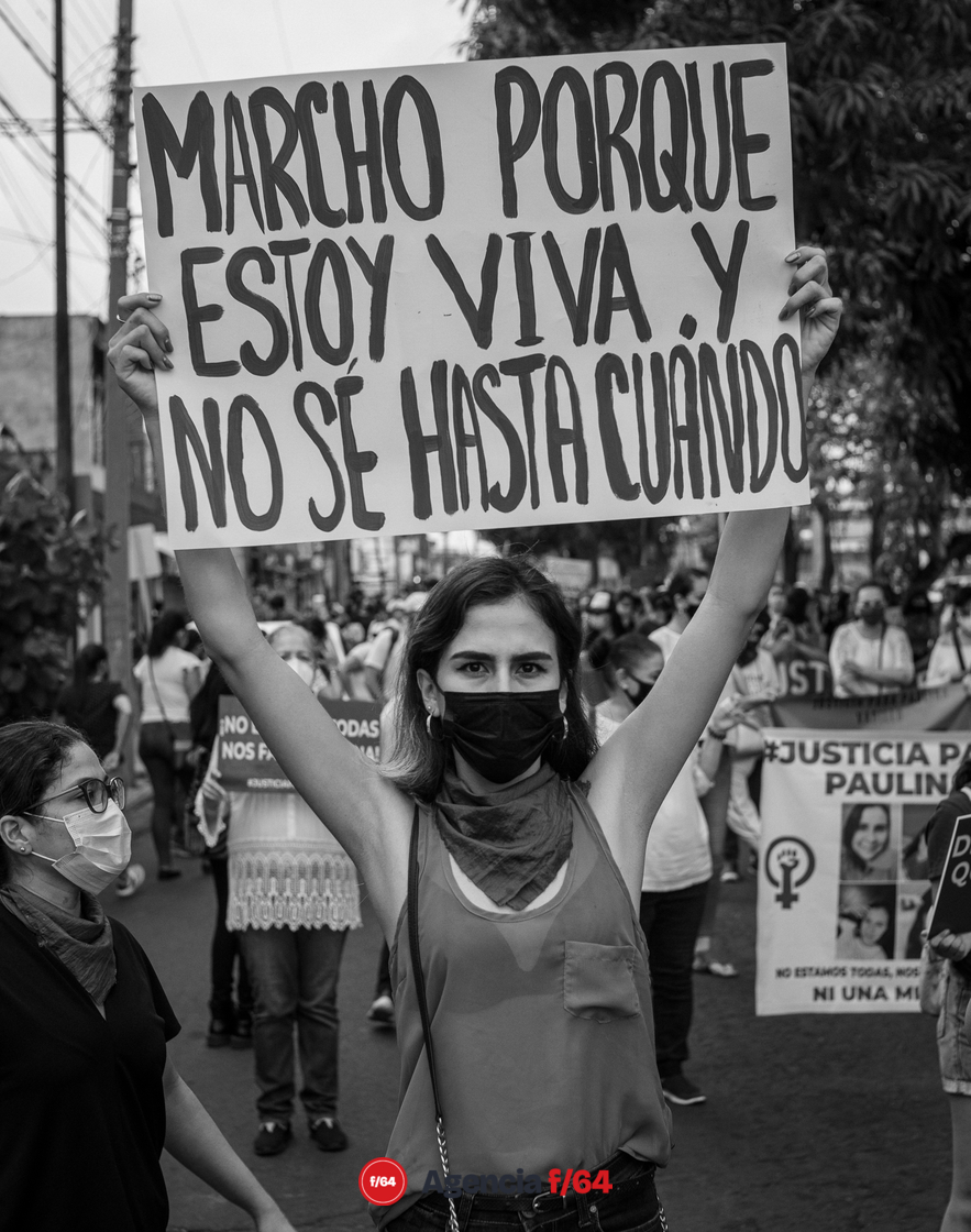 Marchan y se manifiestan en la capital del Estado de Colima por el feminicidio de la maestra Paulina Vadillo. 