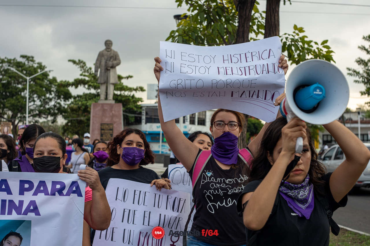Marchan y se manifiestan en la capital del Estado de Colima por el feminicidio de la maestra Paulina Vadillo. 