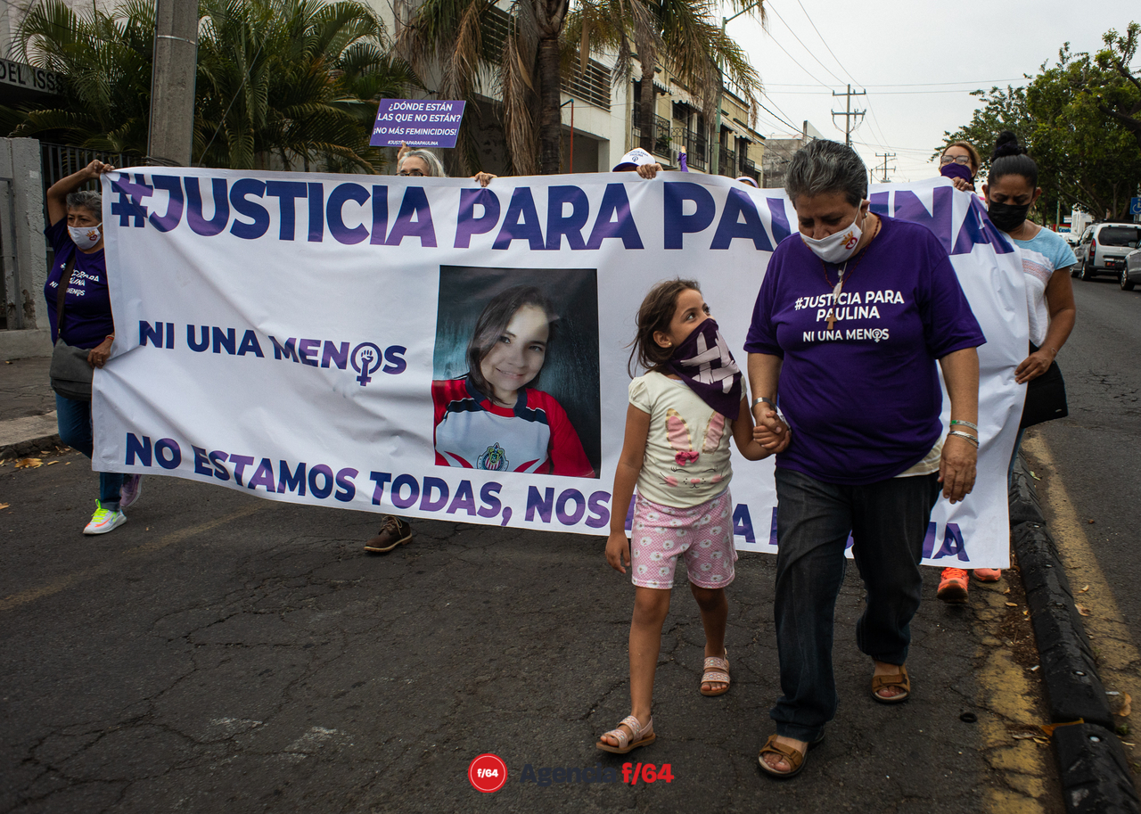 Marchan y se manifiestan en la capital del Estado de Colima por el asesinato de la maestra Paulina Vadillo. 