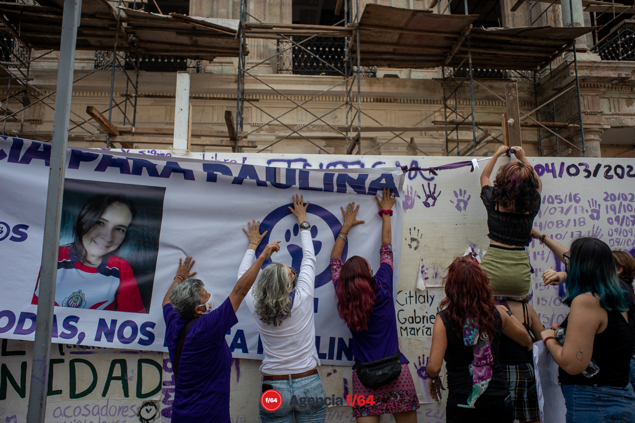 Marchan y se manifiestan en la capital del Estado de Colima por el feminicidio de la maestra Paulina Vadillo. 