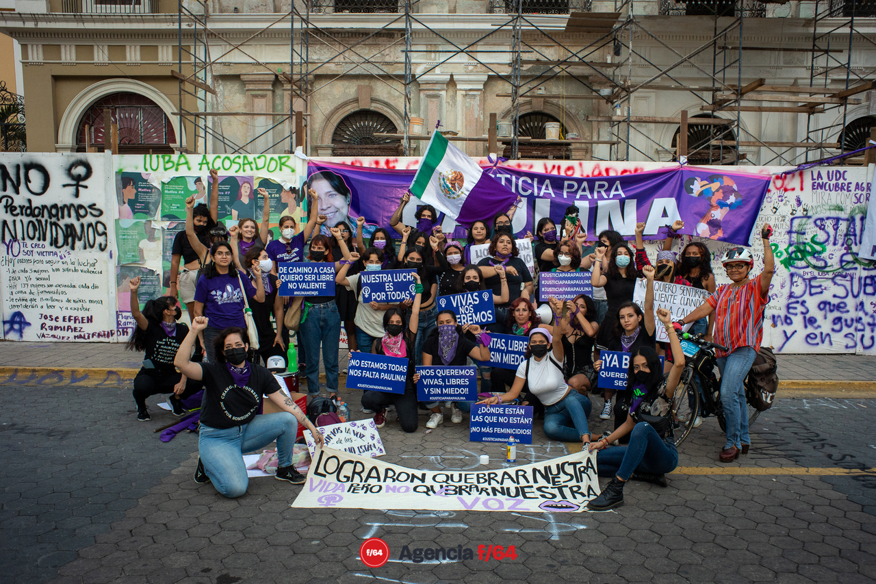 Marchan y se manifiestan en la capital del Estado de Colima por el feminicidio de la maestra Paulina Vadillo. 