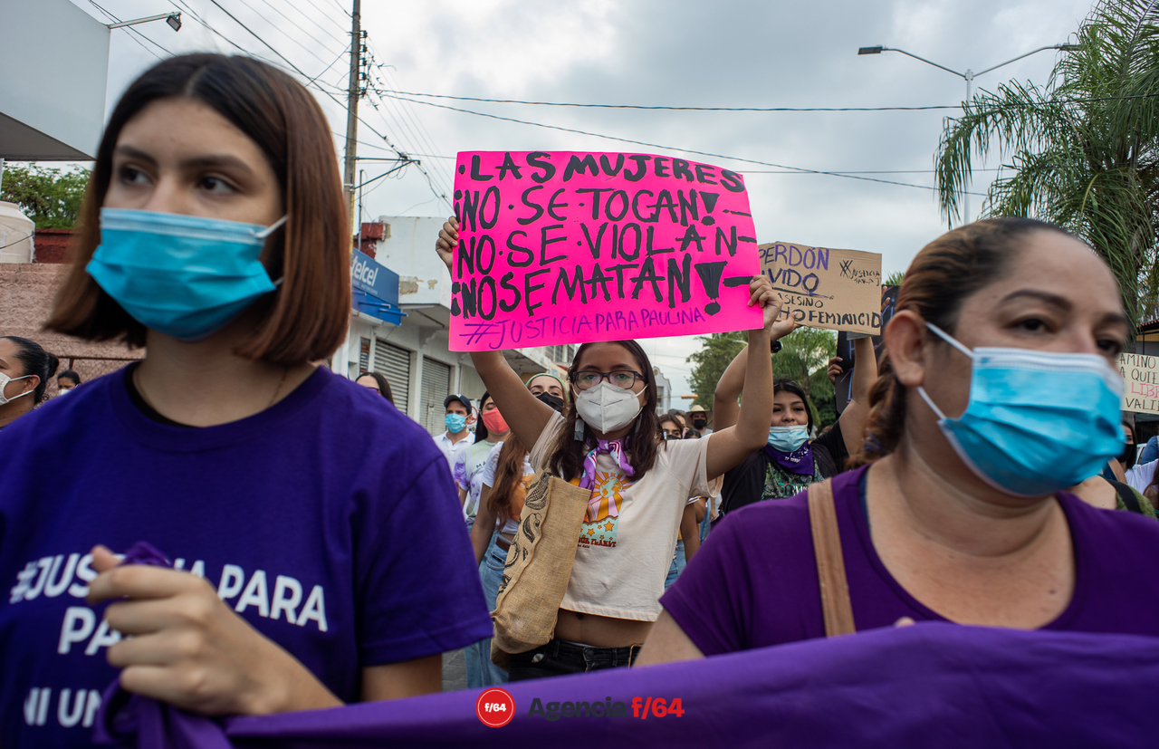 Marchan y se manifiestan en la capital del Estado de Colima por el feminicidio de la maestra Paulina Vadillo. 