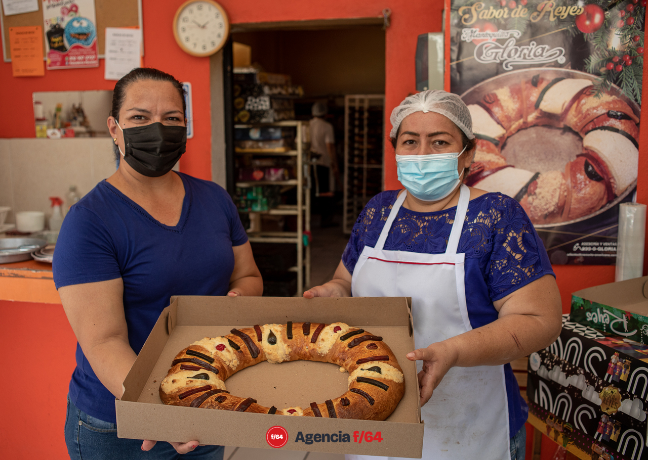 Sara Guzman (izq.) y parte del equipo de trabajo de la panadería Morelos. 