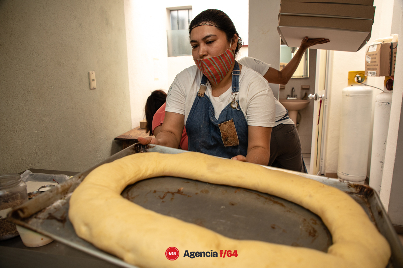 Nancy Salvatierra, panadera de profesión, preparando la masa para la Rosca de Reyes.