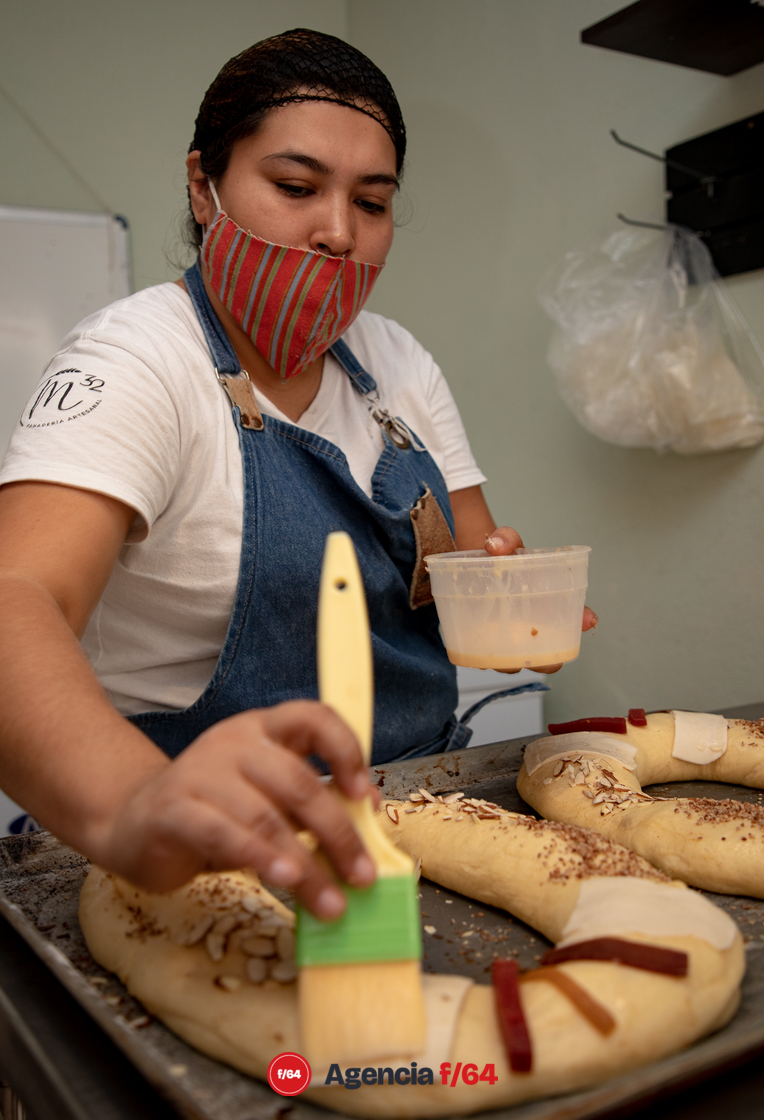 Nancy Salvatierra, panadera de profesión, preparando la masa para la Rosca de Reyes.
