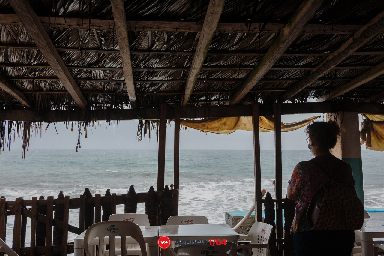 Comensal observa el oleaje en El Paraíso Armería.