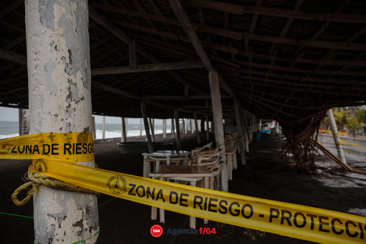 Palapa dañada en El Paraíso Armería.