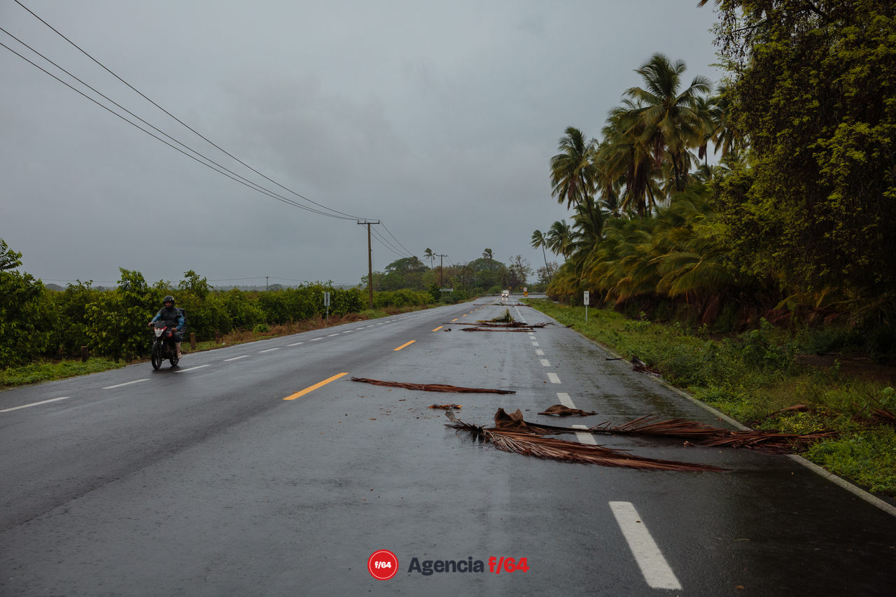 Afectaciones leves de la Tormenta Tropical Dolores a su paso por Colima.