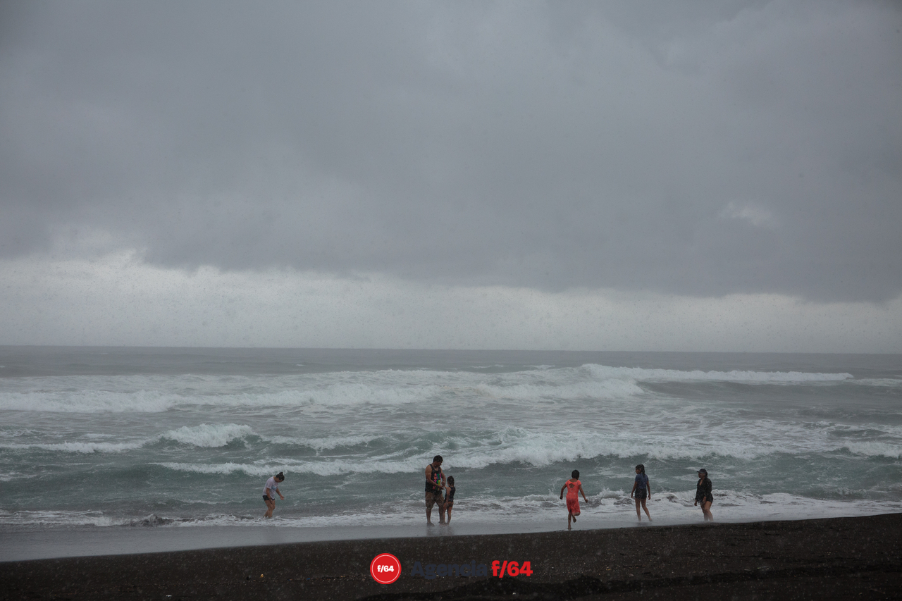 Familia disfruta del mar en Cuyutlán Armería durante el paso de la Tormenta Tropical Dolores.