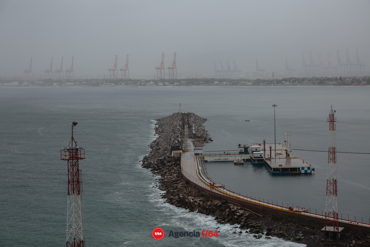 Gruas del puerto de Manzanillo y rompe olas del centro de Manzanillo.