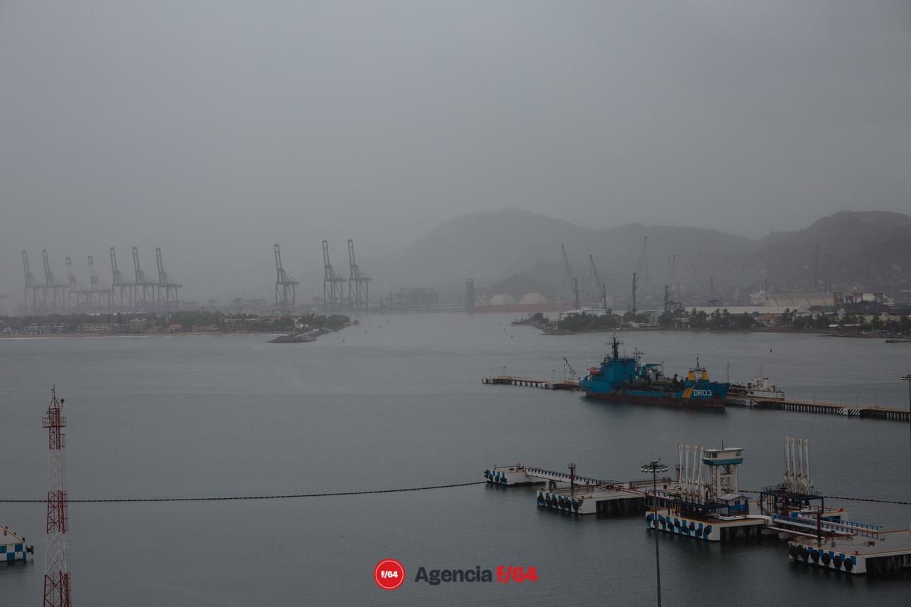 Entrada de barcos al puerto de Manzanillo sin movimiento operativo.