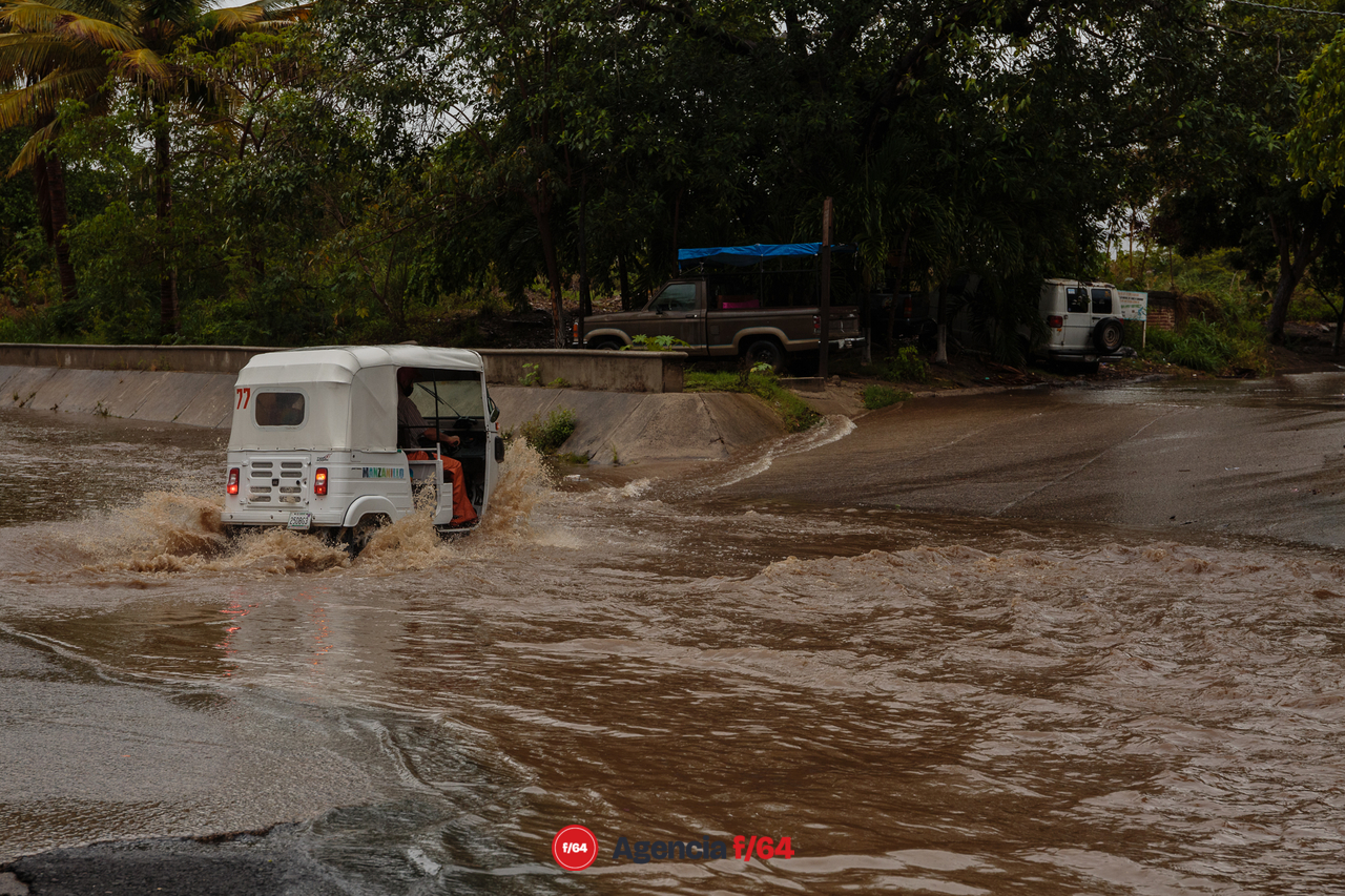 Cruce de mototaxi del arroyo de Santiago en Manzanillo.