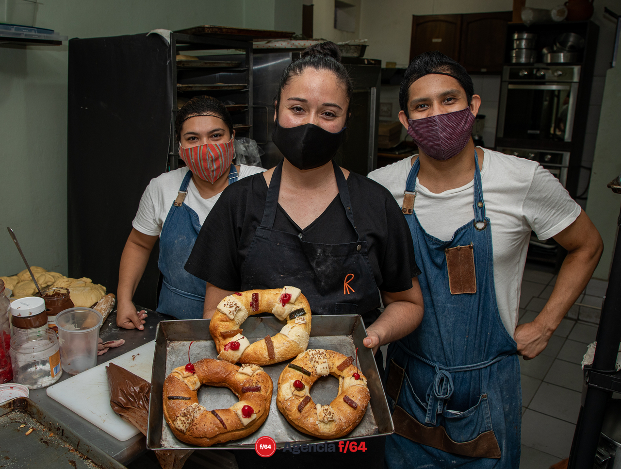 Paulina Alejandra, profesional de la panadería y parte de su equipo de trabajo.